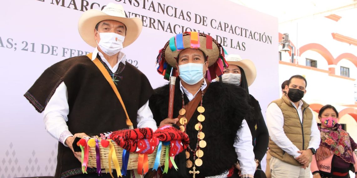 450 habitantes de pueblos indígenas reciben constancias de capacitación para el trabajo