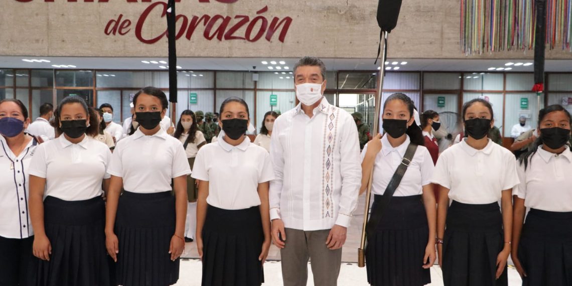 Gobierno de Chiapas abandera escuelas del estado