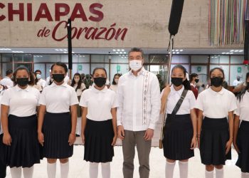 Gobierno de Chiapas abandera escuelas del estado
