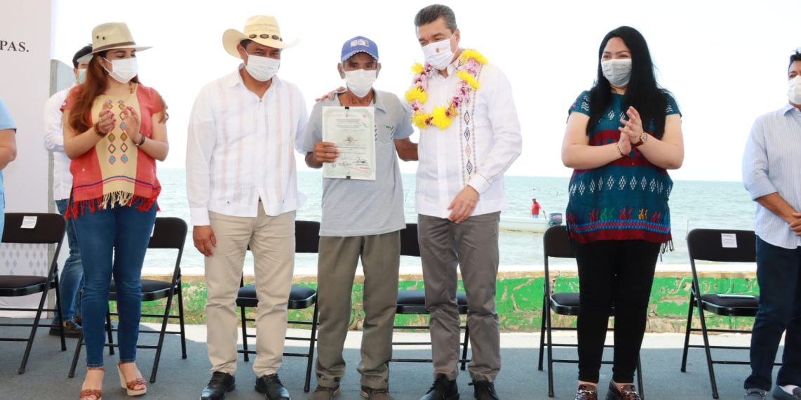 Personas del sector pesquero reciben constancias de capacitación para el trabajo
