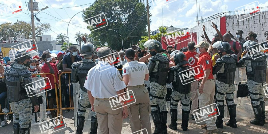Atiende INAMI marcha de migrantes en Tapachula.