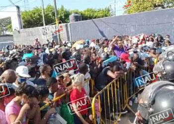 Irrupción de migrantes en oficinas del INM retrasó proceso de atención.