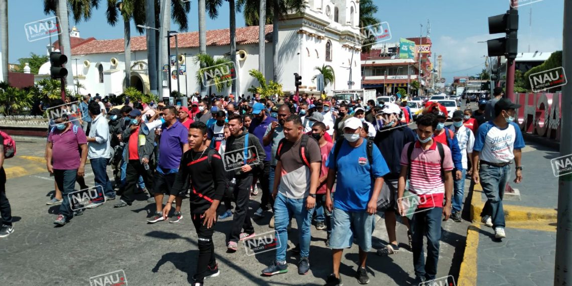 Migrantes de diferente nacionalidades se reúnen para marchar con rumbo a la COMAR.