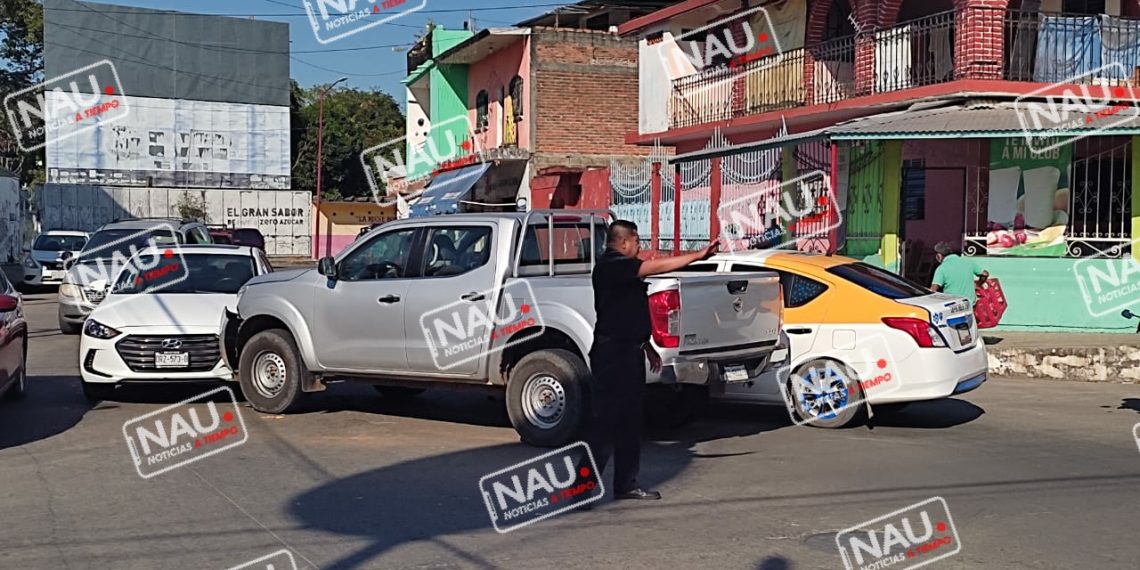 Choque de tres vehículos deja daños materiales.