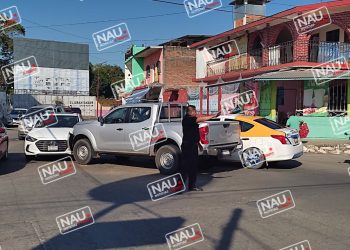 Choque de tres vehículos deja daños materiales.