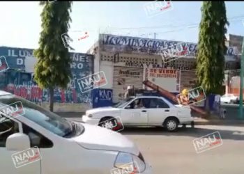 Sujetos que se desplazaban en un carro blanco fueron encarados cuando robaban el cableado eléctrico.