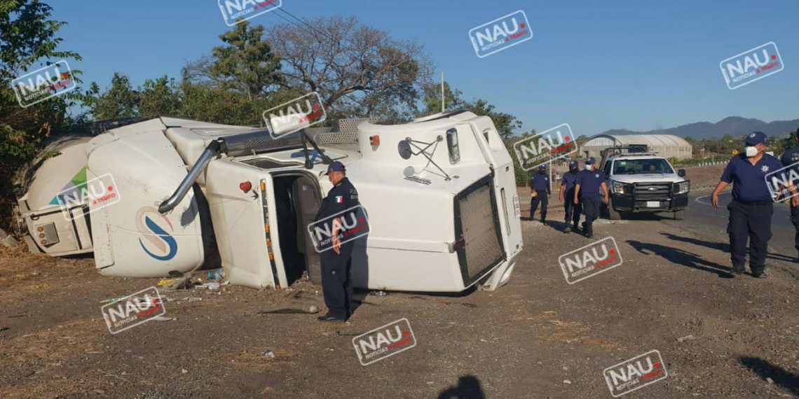 Vuelca tráiler cargado de cemento en la curva del diablo en Tuzantán.