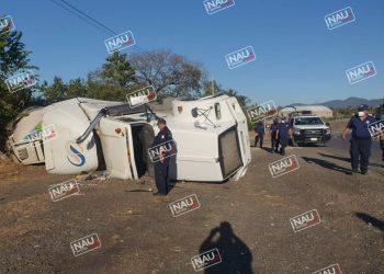 Vuelca tráiler cargado de cemento en la curva del diablo en Tuzantán.