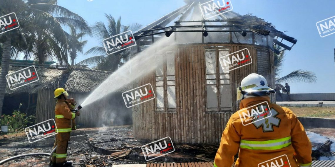 Se incendia palapa en Puerto Madero.