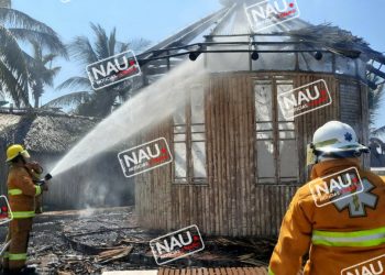 Se incendia palapa en Puerto Madero.