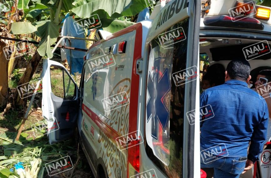 Ambulancia se sale de la carretera.