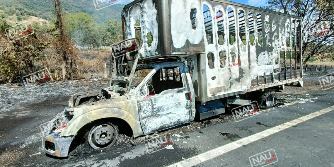 Se incendia camión de tres toneladas de caja seca.