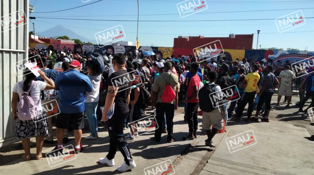 Migrantes haitianos radicalizan protesta en las instalaciones de Regularización migratoria.