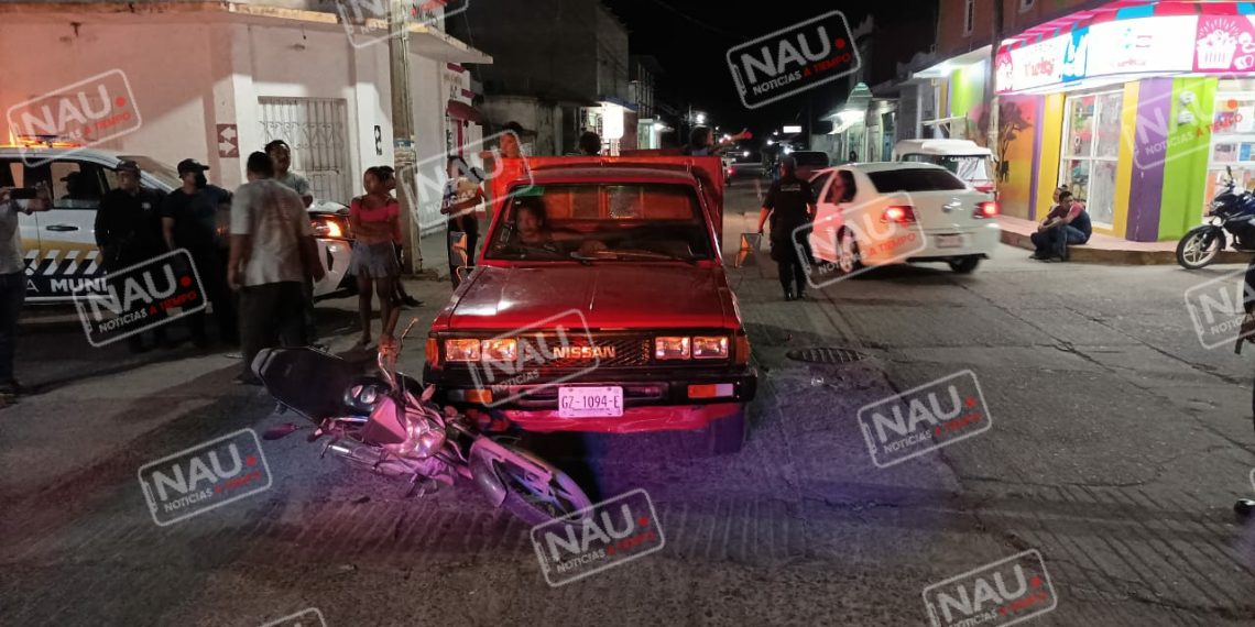 Choca camioneta contra motocicleta en el parque central de Acacoyagua.