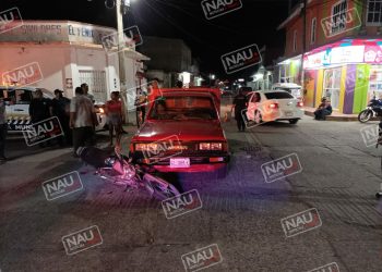 Choca camioneta contra motocicleta en el parque central de Acacoyagua.
