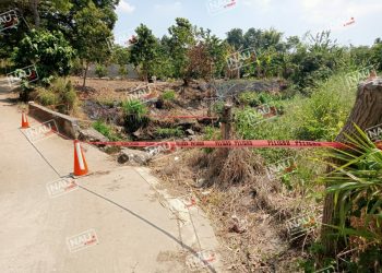 Investigan muerte de mujer que estaba bajo de un puente.