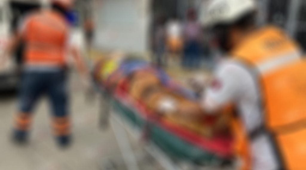 Tres sujetos golpean a una persona a un costado de la Clínica del ISSSTE