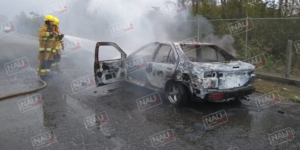 Se incendia vehículo sobre la Carretera a Ejido Morelos