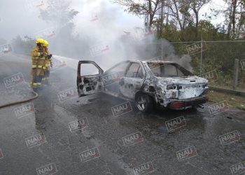 Se incendia vehículo sobre la Carretera a Ejido Morelos