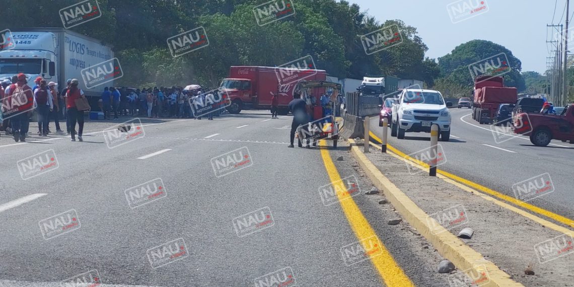 Embiste tráiler a maestros manifestantes