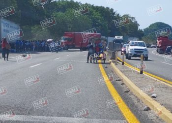 Embiste tráiler a maestros manifestantes