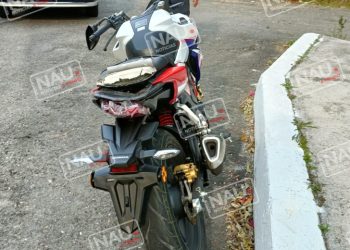 Abandonan motocicleta accidentada