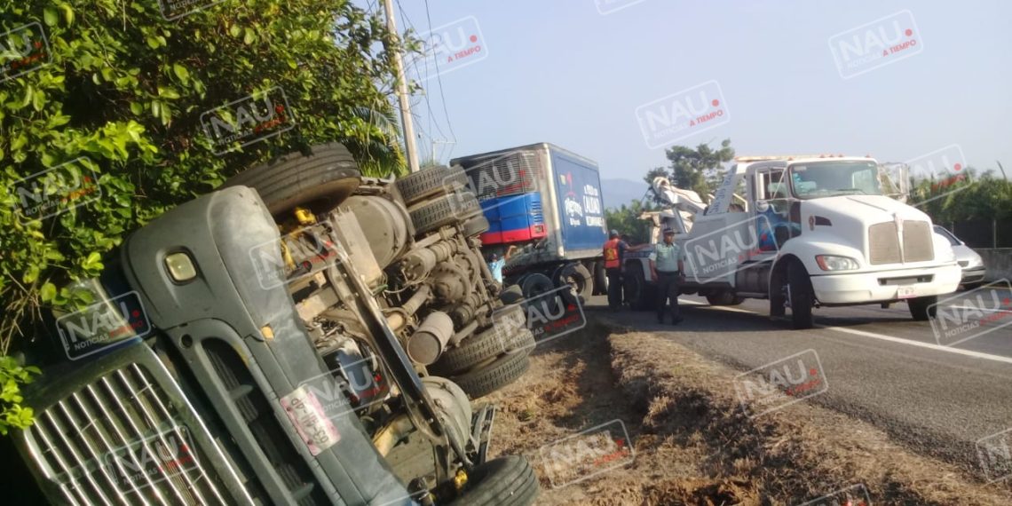 Pesado tráiler termina volcado