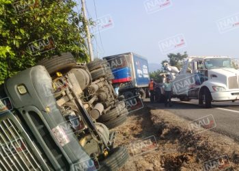 Pesado tráiler termina volcado