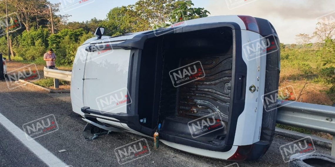 Tras perder el control del volante se estrelló contra la valla metálica