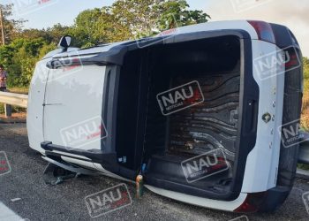 Tras perder el control del volante se estrelló contra la valla metálica