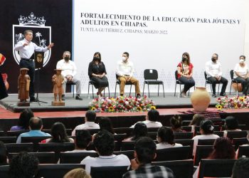 Fortalecen educación para personas jóvenes y adultas de Chiapas