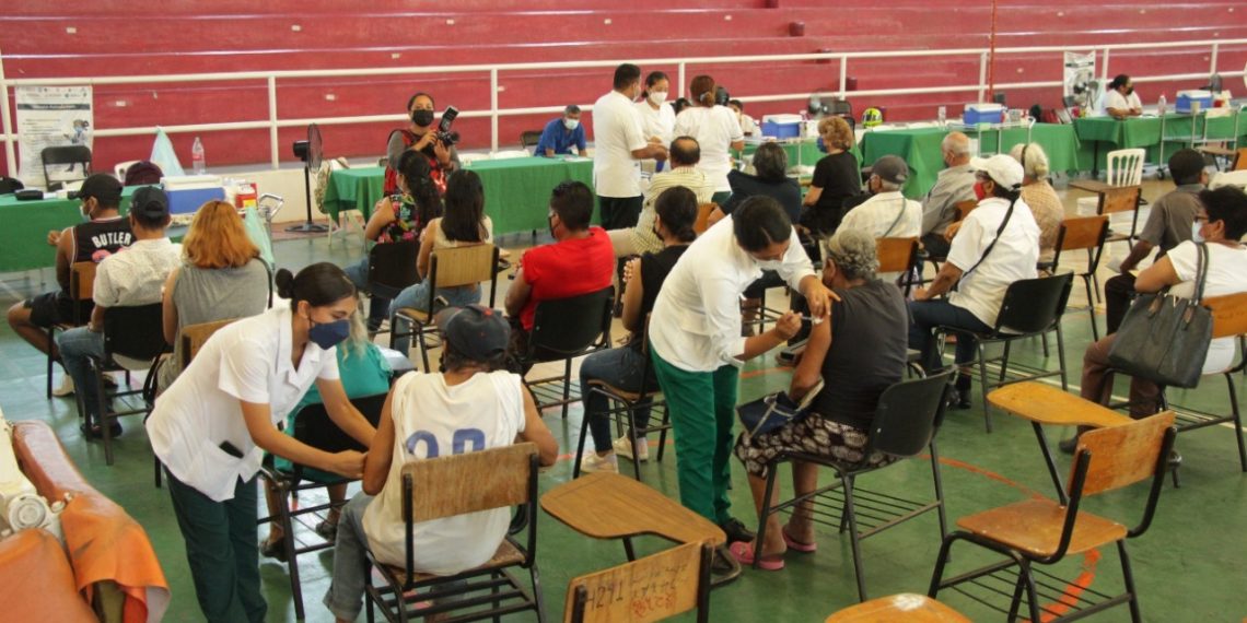 POR LA SALUD DE TODOS, CONTINÚA CAMPAÑA DE VACUNACIÓN CONTRA EL COVID-19 EN TAPACHULA