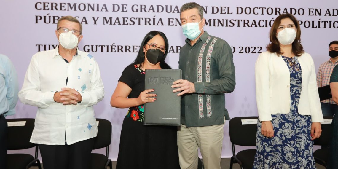 Atestigua Gobernador Ceremonia de Graduación de Doctorado y Maestría en Administración Pública del IAP Chiapas