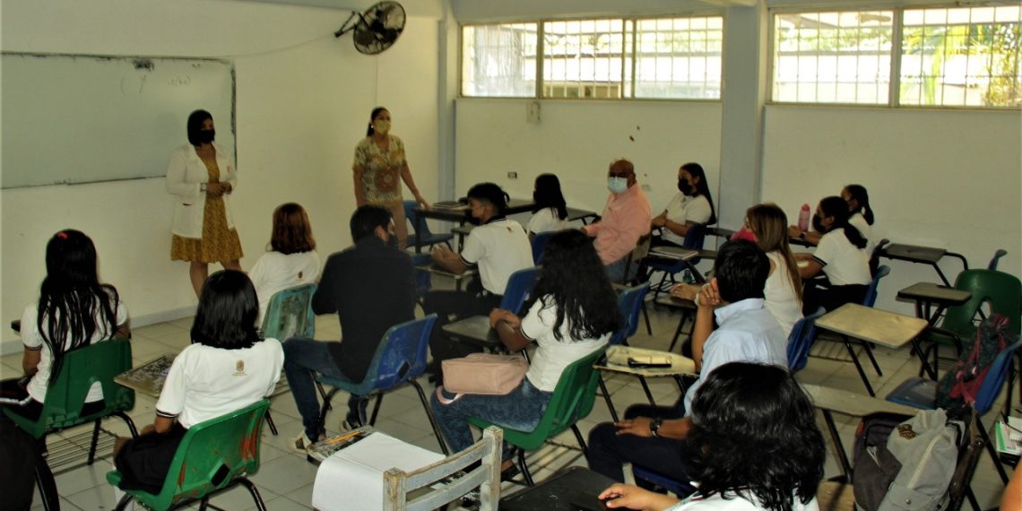 SE IMPARTEN PLÁTICAS PARA APOYAR EL DESARROLLO EDUCATIVO DE JÓVENES EN TAPACHULA