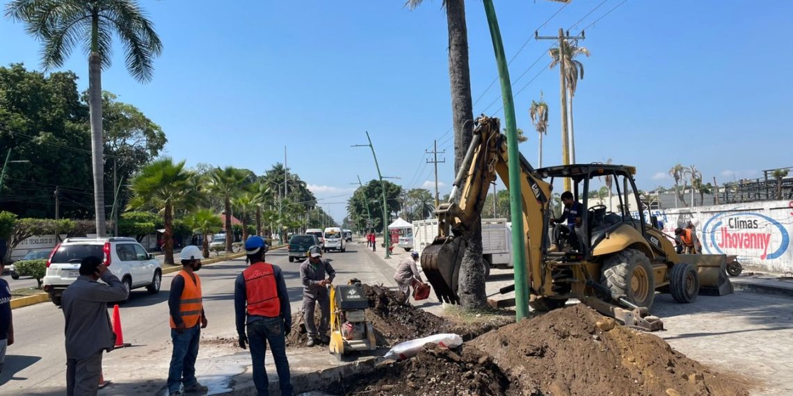 CONSTRUCTORA DAÑA TUBERÍA DE AGUA QUE AFECTA EL SUR DE TAPACHULA