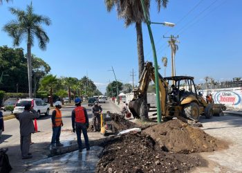 CONSTRUCTORA DAÑA TUBERÍA DE AGUA QUE AFECTA EL SUR DE TAPACHULA