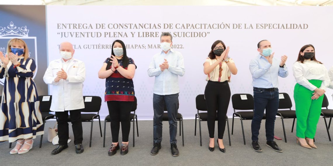 Gobernador entrega constancias de capacitación de la Especialidad “Juventud Plena y Libre de Suicidio”