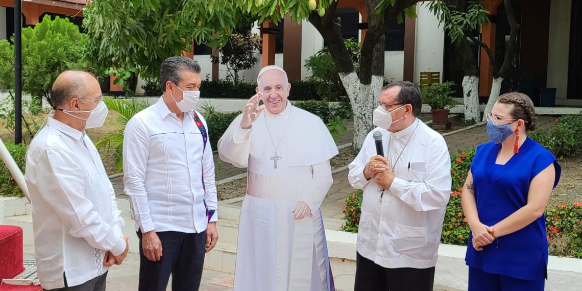 Encabeza Gobernador entrega de Papamóvil a la Arquidiócesis de Tuxtla Gutiérrez