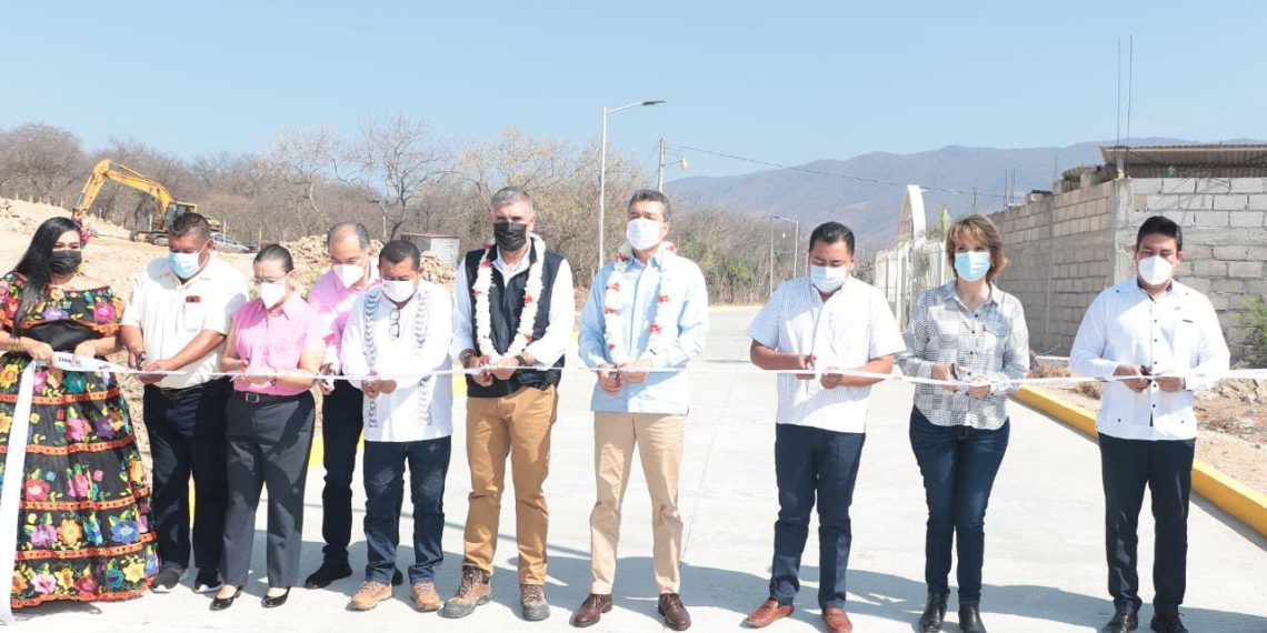 En Chiapa de Corzo, constata Gobernador pavimentación que facilita acceso a centros hospitalarios y educativos
