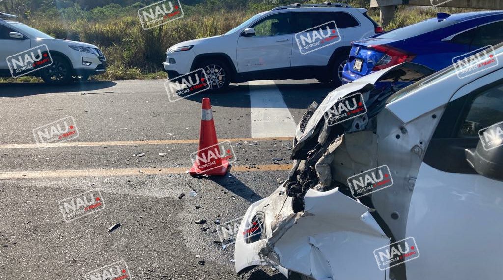 Una mujer lesionada y daños materiales por varios miles de pesos deja accidente.