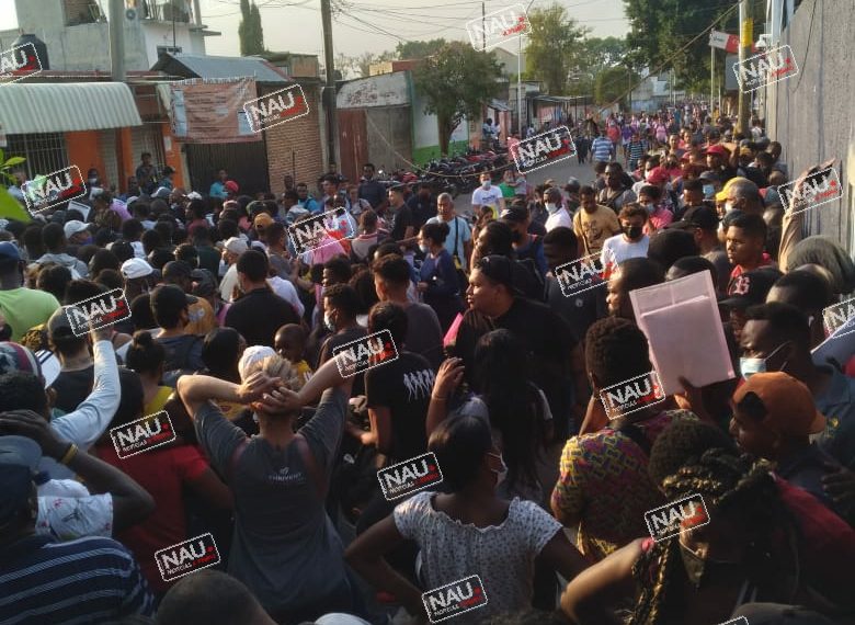 Migrantes realizan desmanes en Regulación Migratoria de Tapachula.