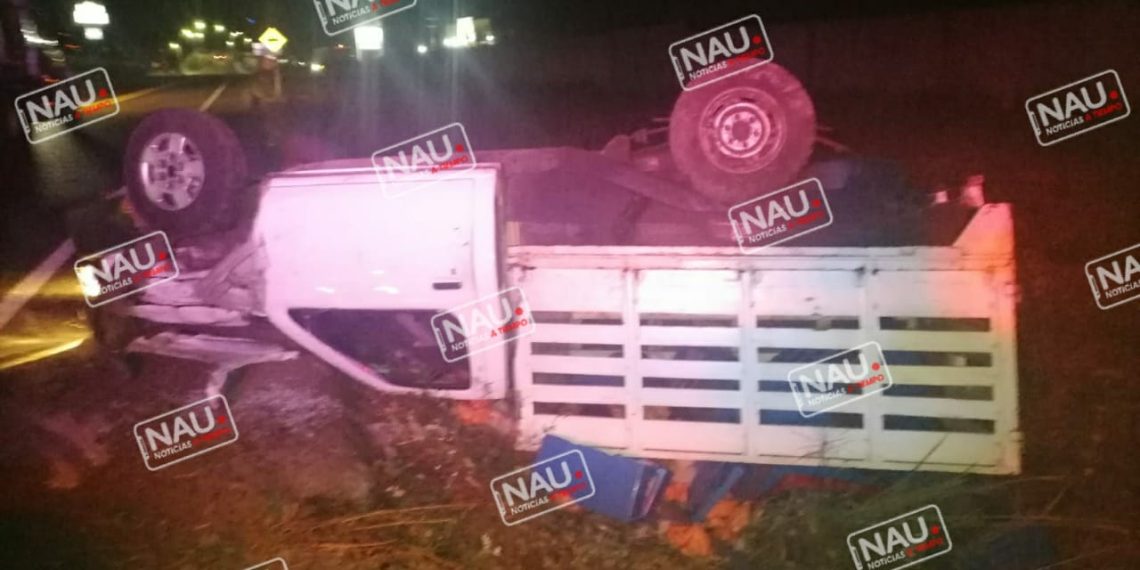 Debido al exceso de velocidad y la falta de precaución vuelca un vehículo en El Libramiento Sur poniente.