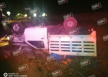Debido al exceso de velocidad y la falta de precaución vuelca un vehículo en El Libramiento Sur poniente.