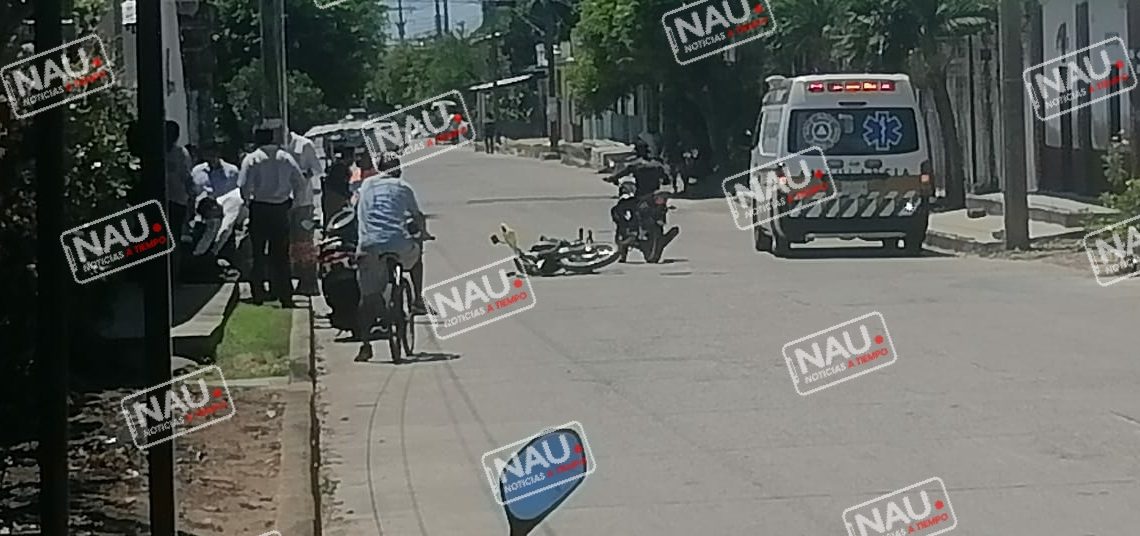 Dos lesionados al chocar motocicleta y taxi.