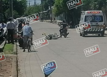 Dos lesionados al chocar motocicleta y taxi.