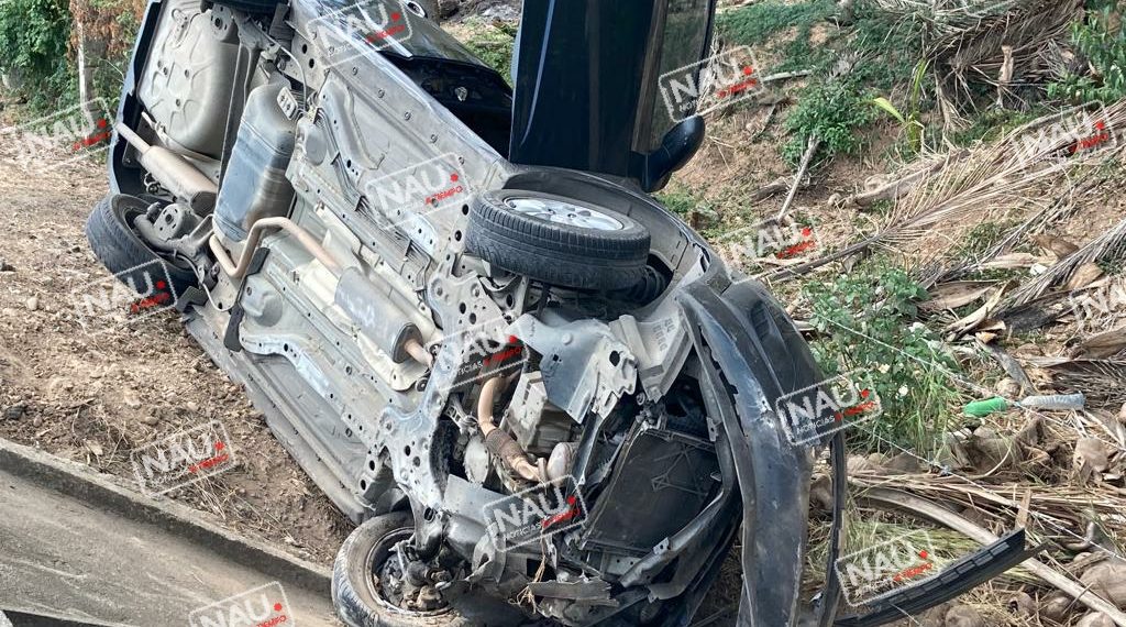 Se le explotó un neumático y se salió de la carretera.