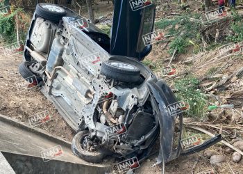 Se le explotó un neumático y se salió de la carretera.