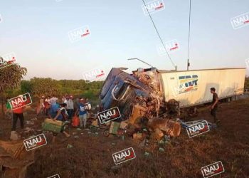 Después del accidente se roban la mercancía de un tráiler en Escuintla.