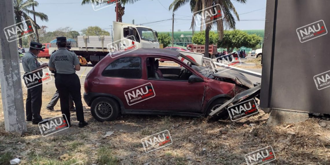 Abandonan vehículo accidentado frente al Estadio Olímpico.