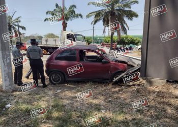 Abandonan vehículo accidentado frente al Estadio Olímpico.